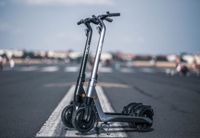 Electric Scooter Vs Electric Skateboard Which one to go for? Photo by Okai vehicles on unsplash